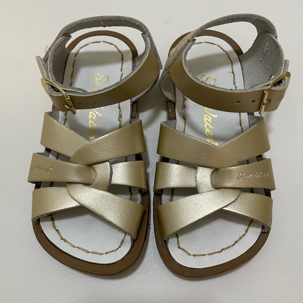 Girl’s Salt Water gold sandals in size 7